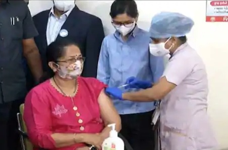ગાંધીનગર: મુખ્યમંત્રી વિજય રૂપાણીના પત્ની અંજલીબેન રૂપાણીએ લીધી કોરોનાની રસી