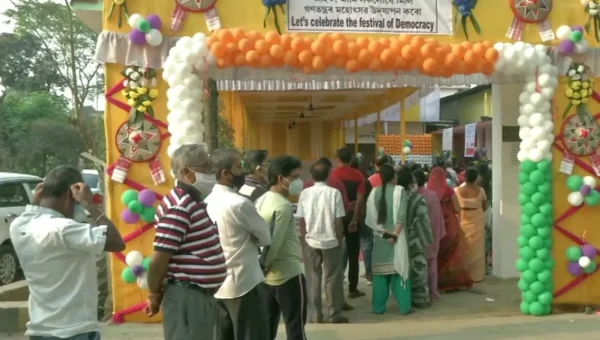 પશ્ચિમ બંગાળ અને આસામ વિધાનસભા ચૂંટણી માટે પ્રથમ તબક્કાનું મતદાન શરૂ