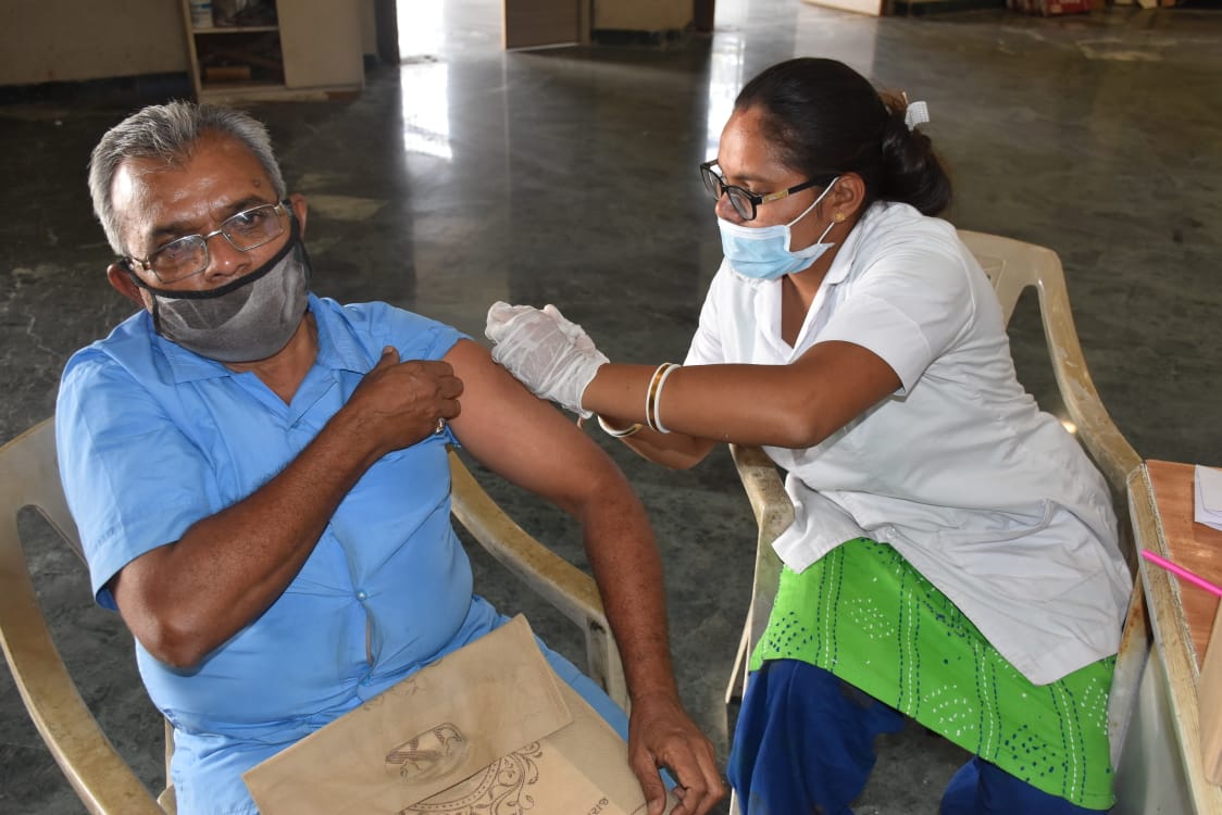 ભાવનગર : ટીકા મહોત્સવ અંતર્ગત 2 હજારથી વધુ નાગરિકોને કોરોના પ્રતિરોધક રસી મૂકાઇ, રસીકરણના સામુદાયિક કાર્યક્રમો યોજાયા