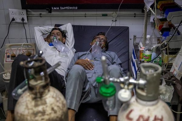 “અંધાધૂંધી” : દિલ્હીની હોસ્પિટલમાં બેડ ખૂટી જતાં એક જ બેડ પર 2 કોવિડના દર્દીઓની કરાઇ સારવાર