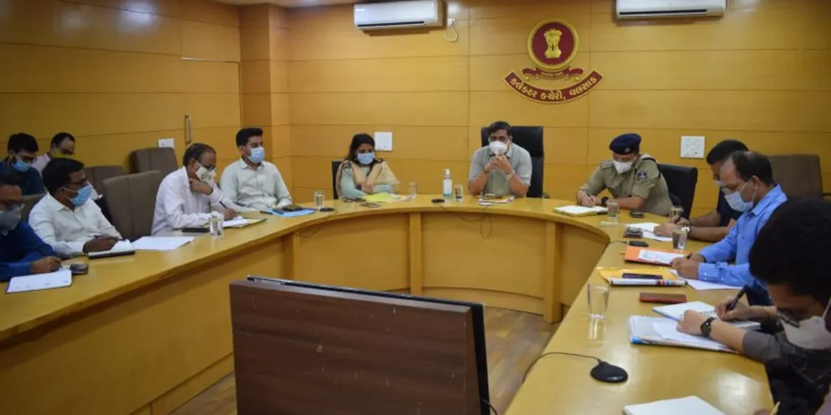 વલસાડ : કોરોના સંક્રમણની પરિસ્થિતી સંદર્ભે જિલ્લા કલેકટરના અધ્યકક્ષસ્થારને મળી સમીક્ષા બેઠક