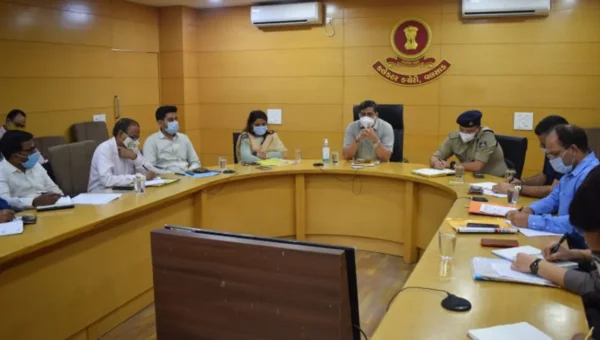 વલસાડ : કોરોના સંક્રમણની પરિસ્થિતી સંદર્ભે જિલ્લા કલેકટરના અધ્યકક્ષસ્થારને મળી સમીક્ષા બેઠક