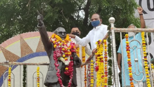 ભરૂચ : ડૉ. બાબા સાહેબ આંબેડકરની જન્મજયંતિની ઉજવણી, રેલવે સ્ટેશન ખાતે પુષ્પાંજલિ કાર્યક્રમ