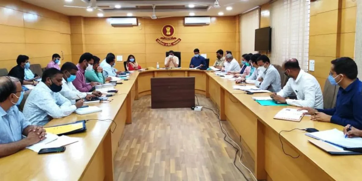 વલસાડ : કોરોના સંક્રમણને અટકાવવા ઘનિષ્ઠ કામગીરી, જિલ્લા કલેકટરે નોડલ અધિકારીઓ સાથે બેઠક યોજી