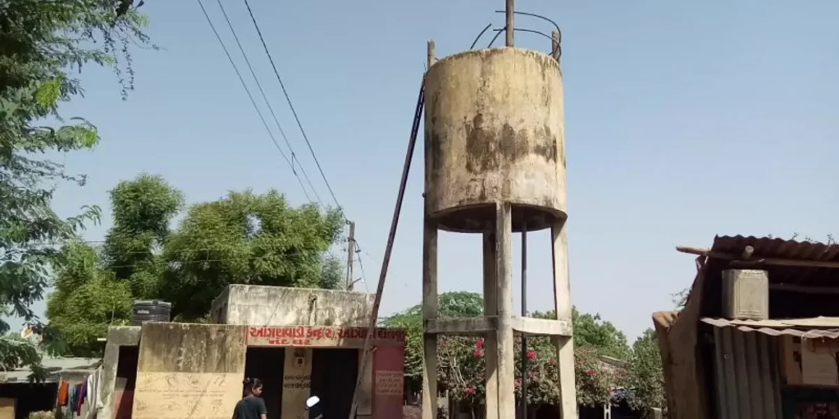 સાબરકાંઠા: આંતરોલી વાસદોલજી ગામે પાણીની 2 ટાંકી જર્જરિત, રહેણાંક વિસ્તારમાં ટાંકી હોવાથી લોકોમાં ભયનો માહોલ