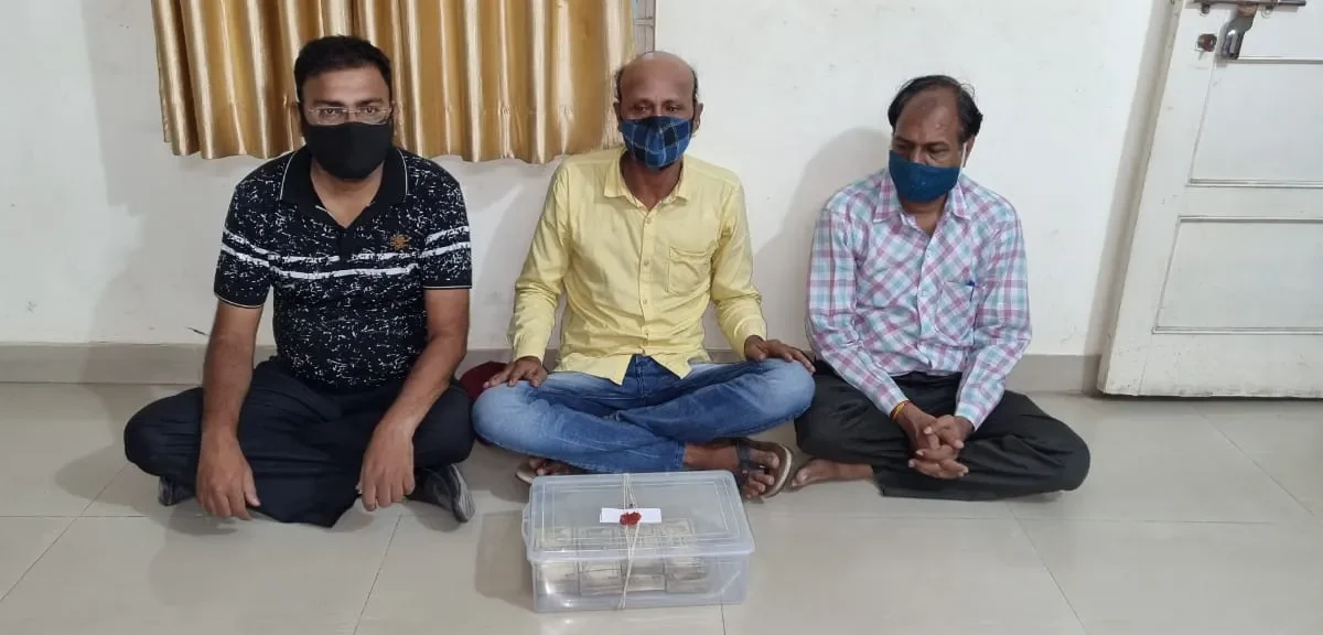 પંચમહાલ : ગોધરામાંથી 3.91 લાખ રૂપિયાની જુની ચલણી નોટો સાથે 3 આરોપી ઝબ્બે