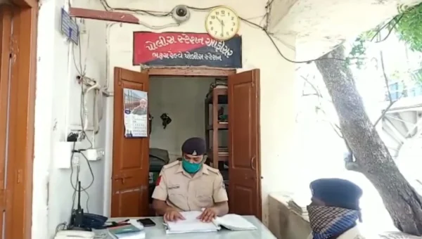 ભરૂચ: ટ્રેનમાં વિદેશી દારૂની હેરાફેરી કરતો કુખ્યાત બુટલેગર જીતુ ખત્રી ઝડપાયો