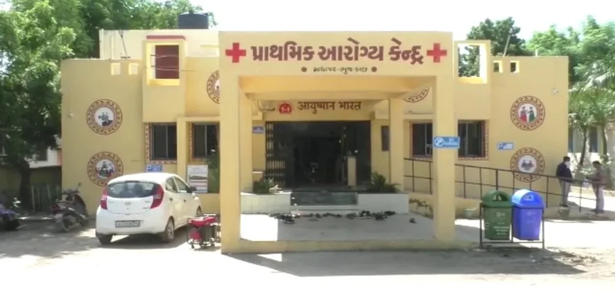કચ્છ : વેક્સિન માટે દરરોજ બદલાતી સરકારની નિતીથી માધાપરના લોકો પરેશાન, રસીકરણની પ્રક્રિયા વેગવાન બને તેવી માંગ