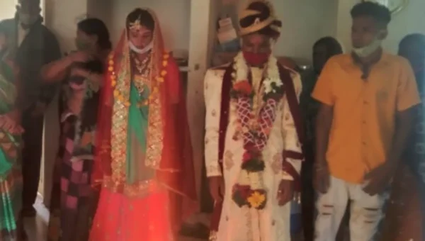 ભરૂચ: વાવાઝોડા વચ્ચે પરિવારે લગ્નની જીદ પકડતા પોલીસ અને તંત્રએ શેલ્ટર હોમમા નવદંપતીના કરાવ્યા લગ્ન