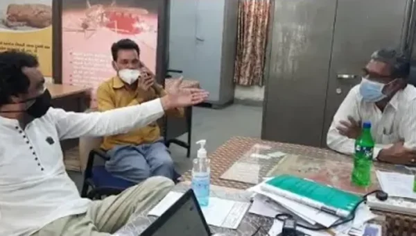 ભરૂચ : આરોગ્ય અધિકારીને કોંગ્રેસના નગરસેવકોએ ઘેર્યા, ખુરશીને લાત મારી ચેમ્બર છોડી ચાલ્યાં ગયાં