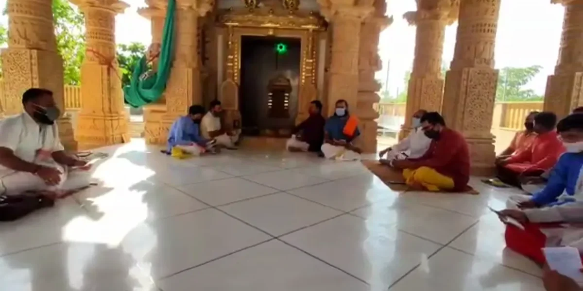 કચ્છ : ભુતનાથ મહાદેવ મંદિરે વિષ્ણુસહસ્ત્ર પાઠનું પઠન, કોરોના દુર થાય તેવી પ્રાર્થના