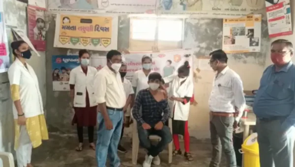 કચ્છ : કોરોના વેક્સિન લેવા માટે લોકોમાં જોવા મળ્યો ઉત્સાહ, દરરોજ 150થી વધુ લોકો લઈ રહ્યા છે વેક્સિન