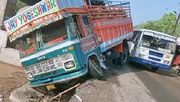 સાબરકાંઠા : તાજપુરકુઈ નજીક માર્ગ પરના ખાડામાં ટ્રક ખાબકી, અવારનવાર થતાં અકસ્માતોના પગલે તંત્ર પ્રત્યે લોકોમાં રોષ