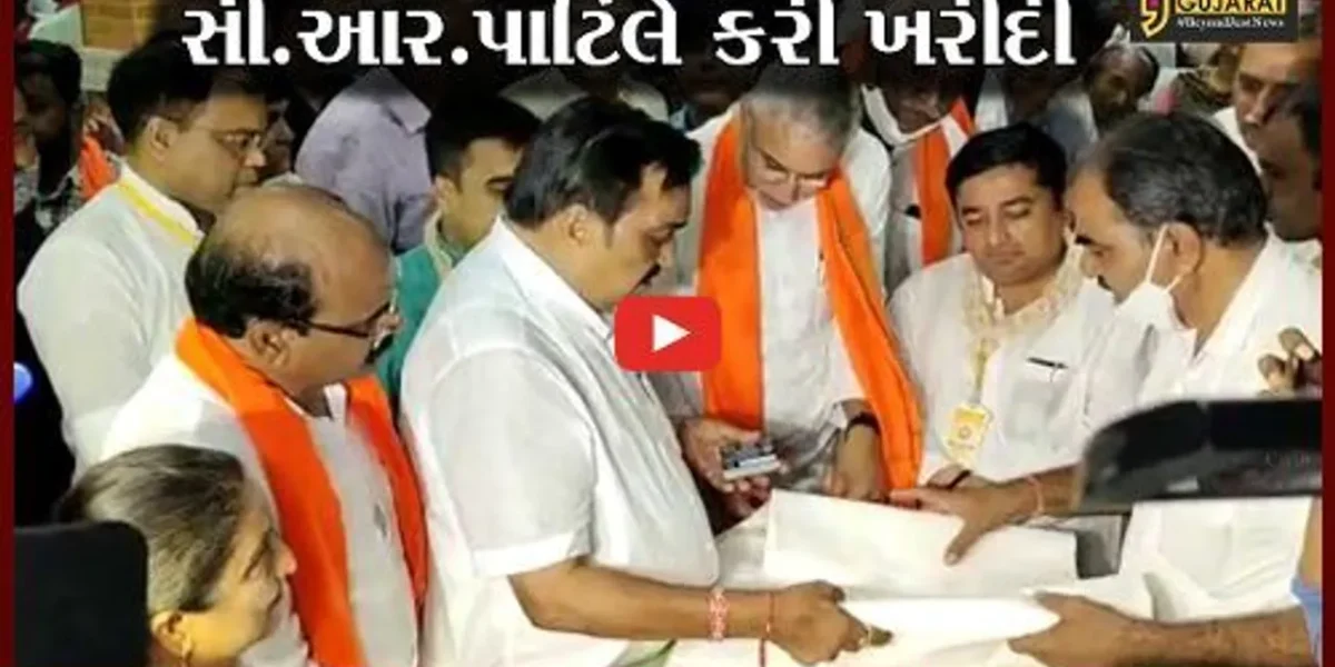 અમદાવાદ : પ્રદેશ ભાજપ અધ્યક્ષ સી.આર.પાટીલે સાબરમતી આશ્રમમાંથી ખાદી ખરીદી