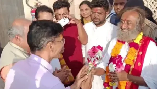 પંચમહાલ : આધ્યાત્મિક ગુરુ રવિશંકર મહારાજે કર્યા પાવાગઢ મહાકાળી માઁના દર્શન