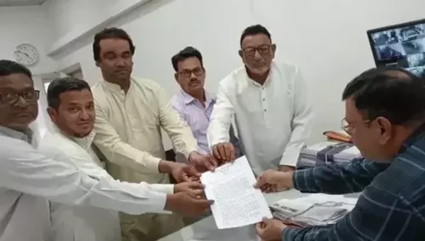ભરૂચ : નવરાત્રી અને ઇદે-મિલાદ પૂર્વે બિસ્માર માર્ગોના સમારકામ સહિતની માંગોને લઈ વિપક્ષનું પાલિકાને આવેદન
