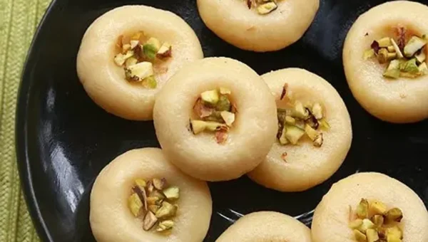 નવરાત્રીના ત્રીજા દિવસે માતા ચંદ્રઘંટાને પ્રસન્ન કરવા, દૂધથી બનેલી મીઠાઇનો પ્રસાદ અર્પણ કરો