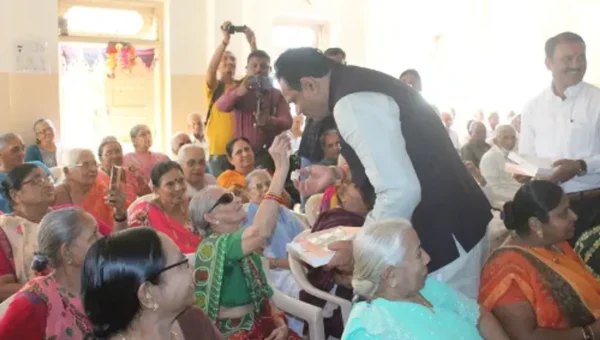 ભાવનગર : વૃદ્ધાશ્રમના વડીલો અને સૈનિક પરિવારો સાથે શિક્ષણમંત્રીએ કરી દિવાળી પર્વની ઉજવણી…