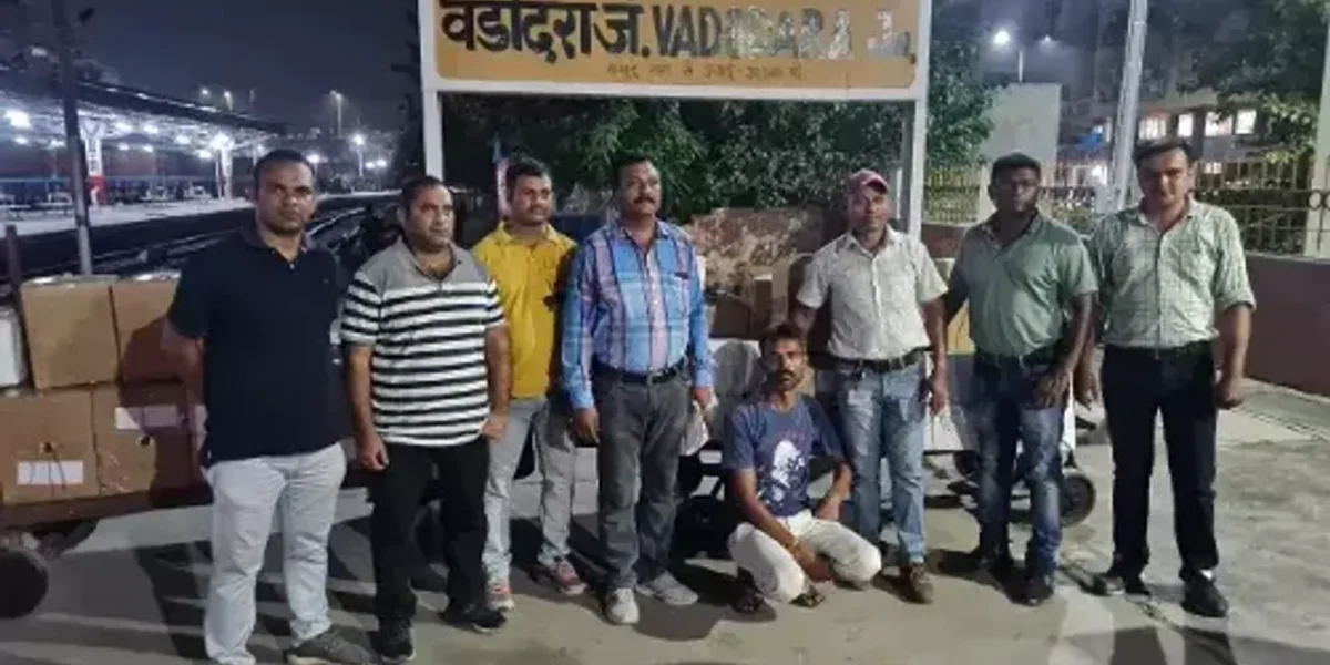 વડોદરા: ટ્રેનમાં આવતાં પાર્સલોમાં દારૃની હેરાફેરીનું નેટવર્ક ઝડપાયુ, દારૂની ૨૪૮૪ બોટલો કબજે કરાઇ