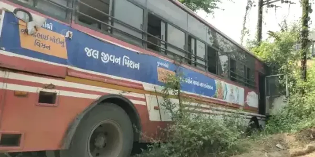 ભરૂચ : ઝઘડીયાના રાજપારડી નજીક એકતાનગરથી નવસારી જતી એસટી. બસને અકસ્માત નડ્યો, મુસાફરોનો આબાદ બચાવ