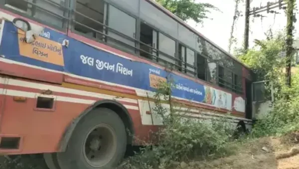 ભરૂચ : ઝઘડીયાના રાજપારડી નજીક એકતાનગરથી નવસારી જતી એસટી. બસને અકસ્માત નડ્યો, મુસાફરોનો આબાદ બચાવ