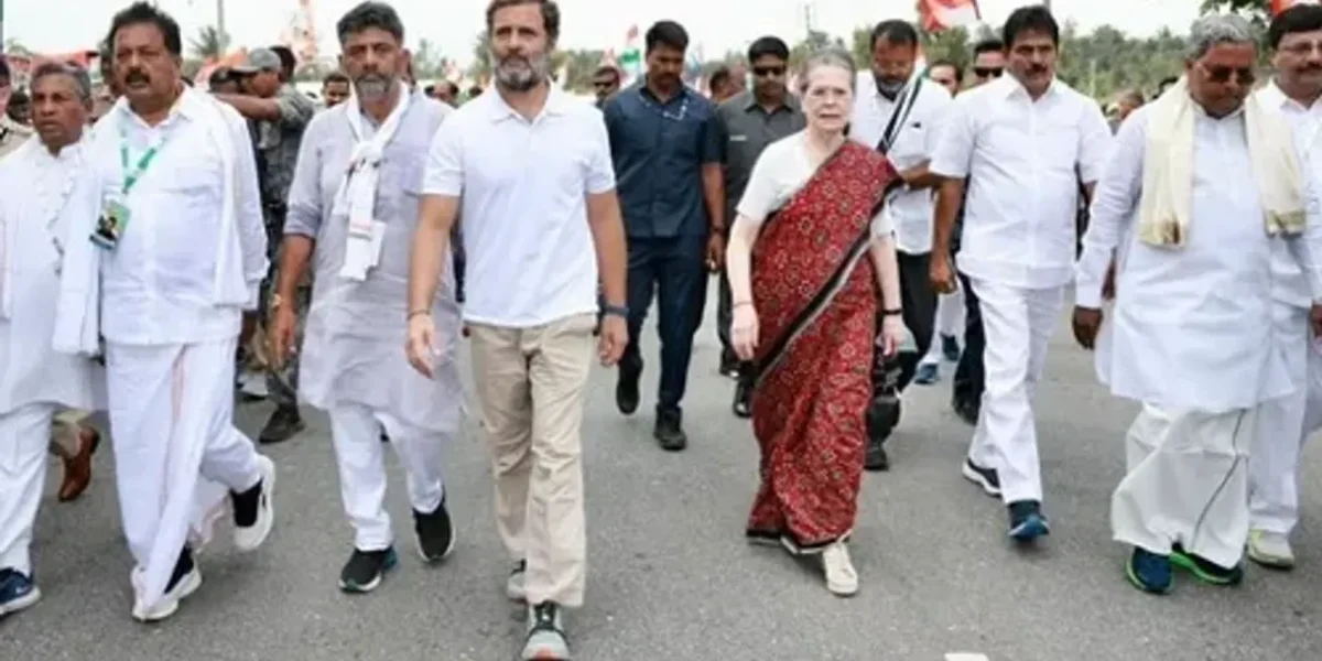 કોંગ્રેસ અધ્યક્ષ સોનિયા ગાંધી ભારત જોડો યાત્રામાં જોડાયા, પુત્ર રાહુલ ગાંધી અને કાર્યકરો સાથે.