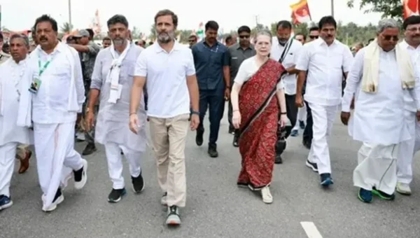 કોંગ્રેસ અધ્યક્ષ સોનિયા ગાંધી ભારત જોડો યાત્રામાં જોડાયા, પુત્ર રાહુલ ગાંધી અને કાર્યકરો સાથે.
