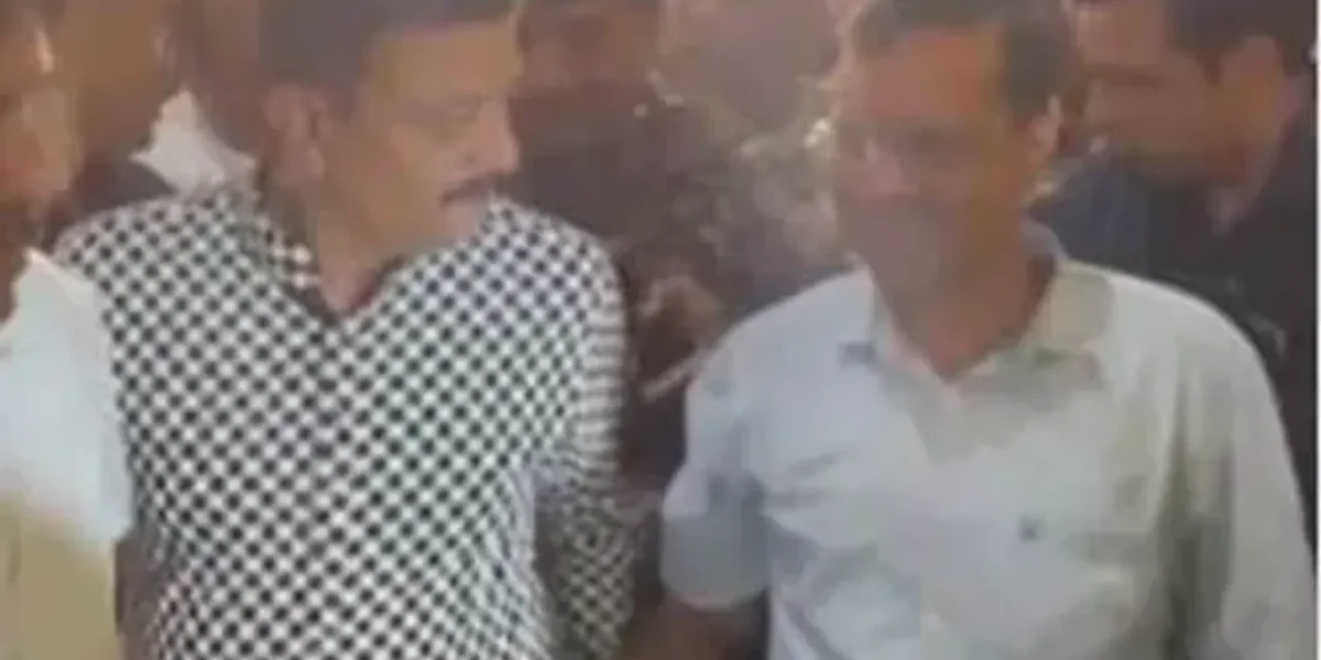 રાજકોટ : ગરબા ઈવેન્ટમાં અરવિંદ કેજરીવાલ પર પ્લાસ્ટિકની બોટલ ફેંકાઈ