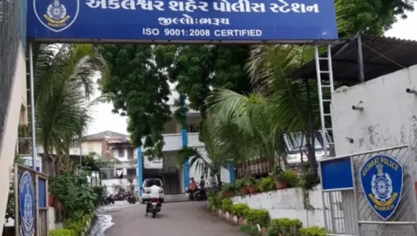 અંકલેશ્વર: રાજપીપળા ચોકડી નજીક સાંઇલોક રેસીડન્સીમાંથી રૂ.1 લાખથી વધુની કિમતનો વિદેશી દારૂનો જથ્થો ઝડપાયો, બુટલેગર વોન્ટેડ