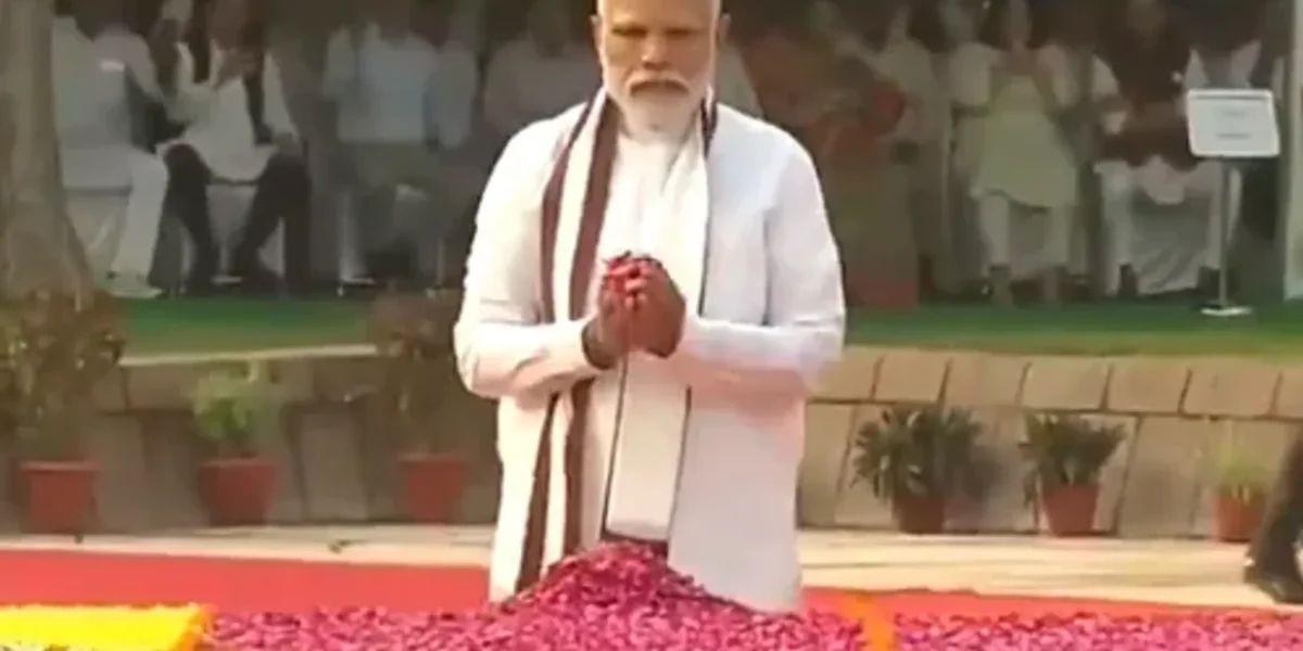 પીએમ મોદીએ રાજઘાટ પહોંચી મહાત્મા ગાંધી અને લાલ બહાદુર શાસ્ત્રીને શ્રદ્ધાંજલિ અર્પણ કરી