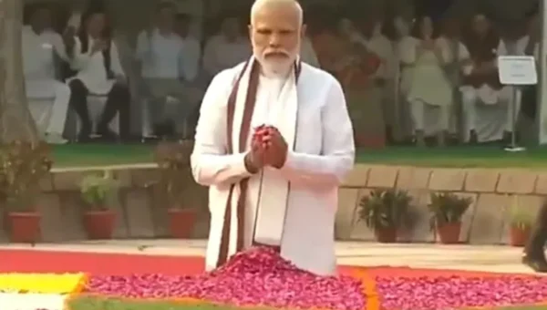 પીએમ મોદીએ રાજઘાટ પહોંચી મહાત્મા ગાંધી અને લાલ બહાદુર શાસ્ત્રીને શ્રદ્ધાંજલિ અર્પણ કરી
