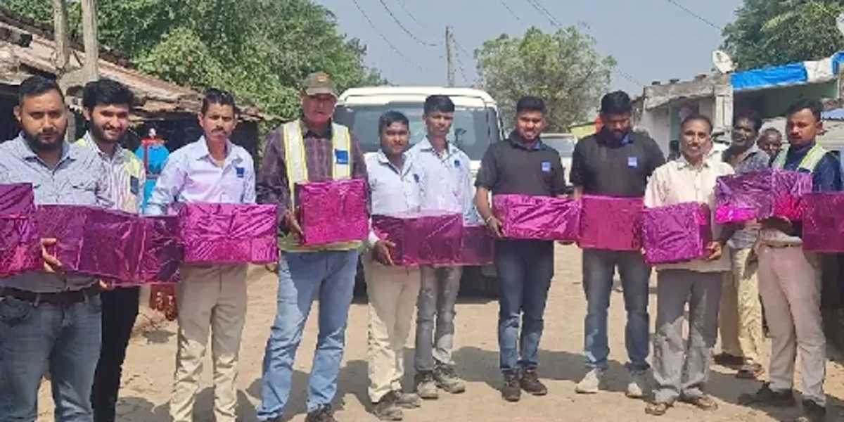 ભરૂચ : વાગરાના સડથલા ગામે સૂરજ બિલ્ડકોન કંપનીએ આદિવાસી પરિવારો સાથે ઉજવી દિવાળી