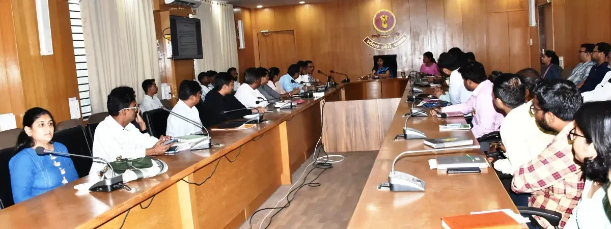 વલસાડ : વિધાનસભા ચૂંટણીમાં આદર્શ આચારસંહિતા અમલવારી અંગે બેઠક યોજાય