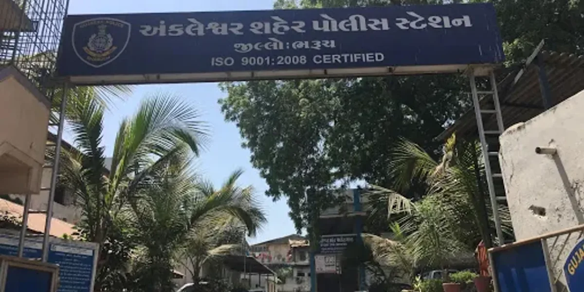 અંકલેશ્વર: એ ડિવિઝન પોલીસે કારમાં વિદેશી દારૂની હેરાફેરી કરતા બુટલેગરની કરી ધરપકડ, રૂ.5.72 લાખથી વધુનો મુદ્દામાલ કરાયો જપ્ત