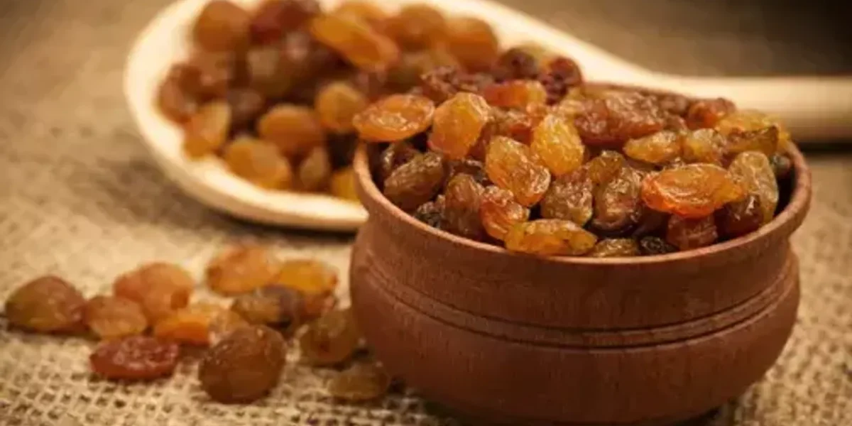 કિસમિસનું પાણી પીવાથી મળે છે અદ્ભુત ફાયદા, જાણો કઈ સમસ્યાઓ કરી શકાય છે દૂર