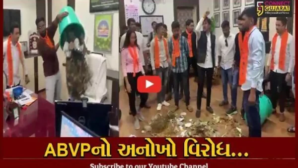 સુરત : MTB કોલેજમાં ABVPનો હંગામો, આચાર્યની ઓફિસમાં કચરો ઠાલવી અનોખુ વિરોધ પ્રદર્શન કર્યું…