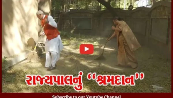રાજ્યપાલે ધર્મપત્ની પત્ની સાથે કરી ગુજરાત વિદ્યાપીઠ પરિસરની સાફ-સફાઈ, વિદ્યાર્થીઓને શ્રમદાન કરવા આહ્વાન