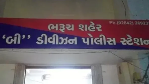 ભરૂચ: કારપાર્ક કરી જમવા જવાનું અમદાવાના વેપારીને ભારે પડ્યું,કારનો કાચ તોડી રૂ.1 લાખના માલમત્તાની ચોરી કરી તસ્કરો ફરાર