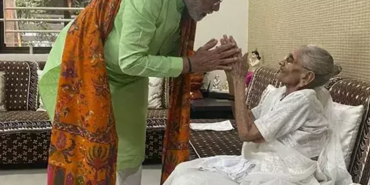 મતદાન પહેલાં મોદી માતા હિરાબાને મળ્યા, આવતી કાલે રાણીપ ખાતે કરશે મતદાન