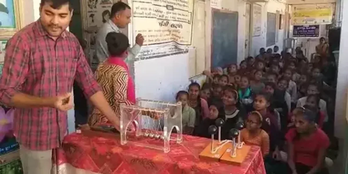 ભરૂચ: જંબુસરની હાજી કન્યાશાળા ખાતે મોબાઈલ સાયન્સ લેબ દ્વારા નિદર્શન યોજાયું