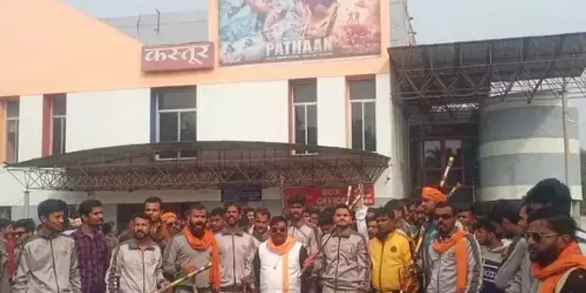 ઈન્દોરમાં પઠાણનો વિરોધ : નહીં ચાલી શક્યો પઠાણનો પહેલો શો, બજરંગ દળના કાર્યકરો લાકડીઓ લઈને પહોંચ્યા.!