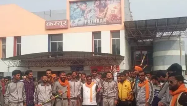 ઈન્દોરમાં પઠાણનો વિરોધ : નહીં ચાલી શક્યો પઠાણનો પહેલો શો, બજરંગ દળના કાર્યકરો લાકડીઓ લઈને પહોંચ્યા.!