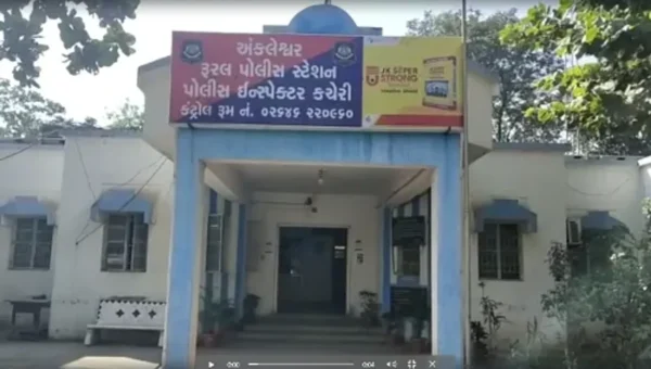 અંકલેશ્વર : વિધવા મહિલા-દીકરીના ફોટો પર બિભત્સ લખાણ લખી બદનામ કરનાર સુરતના નરાઘમ ધરપકડ