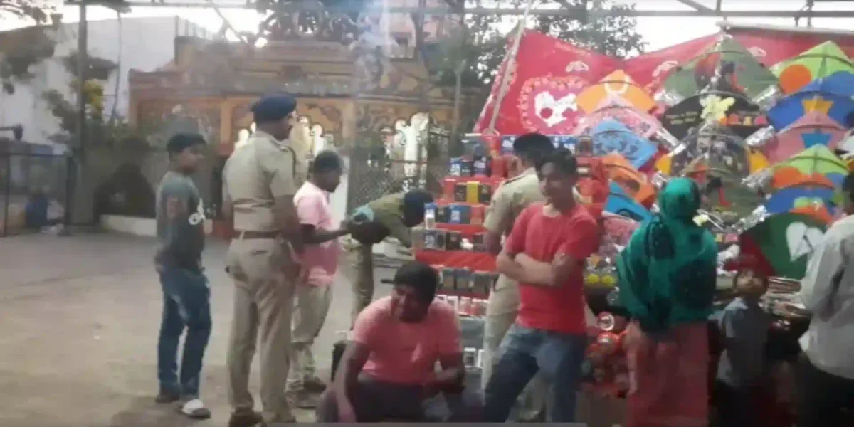 ભરૂચ: આમોદના પતંગ બજારમાં પોલીસ દ્વારા હાથ ધરાયુ આકસ્મિત ચેકિંગ