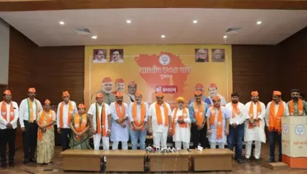ગાંધીનગર : અમૂલના 4 ડિરેક્ટરોએ ભાજપ પ્રદેશ પ્રમુખના હસ્તે કેસરિયો ધારણ કર્યો…