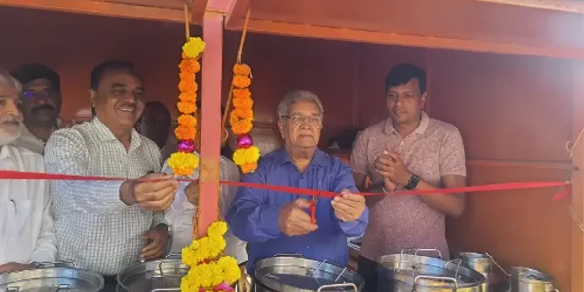 વલસાડ : વાપીથી શ્રમિક અન્નપૂર્ણા યોજનાનો રાજ્ય નાણાંમંત્રી કનુ દેસાઇના હસ્‍તે શુભારંભ કરાયો