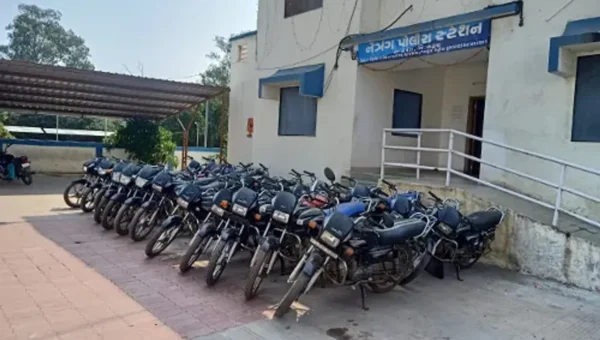 ભરૂચ: નેત્રંગ પોલીસના ત્રણ અલગ અલગ સ્થળોએ જુગારધામ પર દરોડા, 13 જુગારી ઝડપાયા