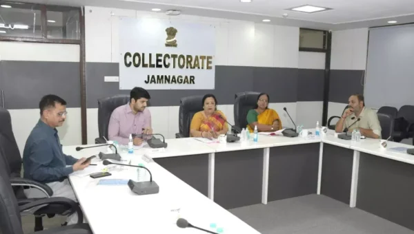 કેન્દ્રીય મંત્રી દર્શના જરદોશે જામનગર રેલ્વે જંકશન ખાતે અધિકારીઓ સાથે યોજી સમીક્ષા બેઠક