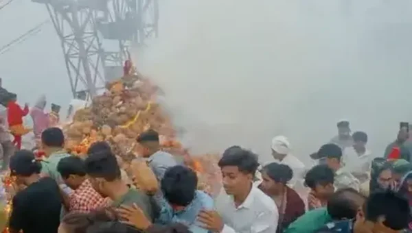 પાવાગઢ ડુંગર પર બિરાજમાન જગત જનની મહાકાળી માતાના મંદિર પરિષદમાં હોળી પ્રગટાવવામાં આવી