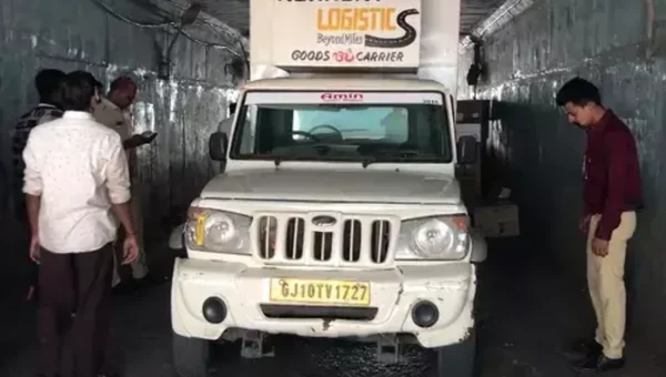 અમદાવાદ: મણિનગર અંડરપાસમાં બોલેરો ફસાઈ જતાં ૪ કલાક રહ્યો બંધ, ભારે જહેમત બાદ બહાર કાઢયો